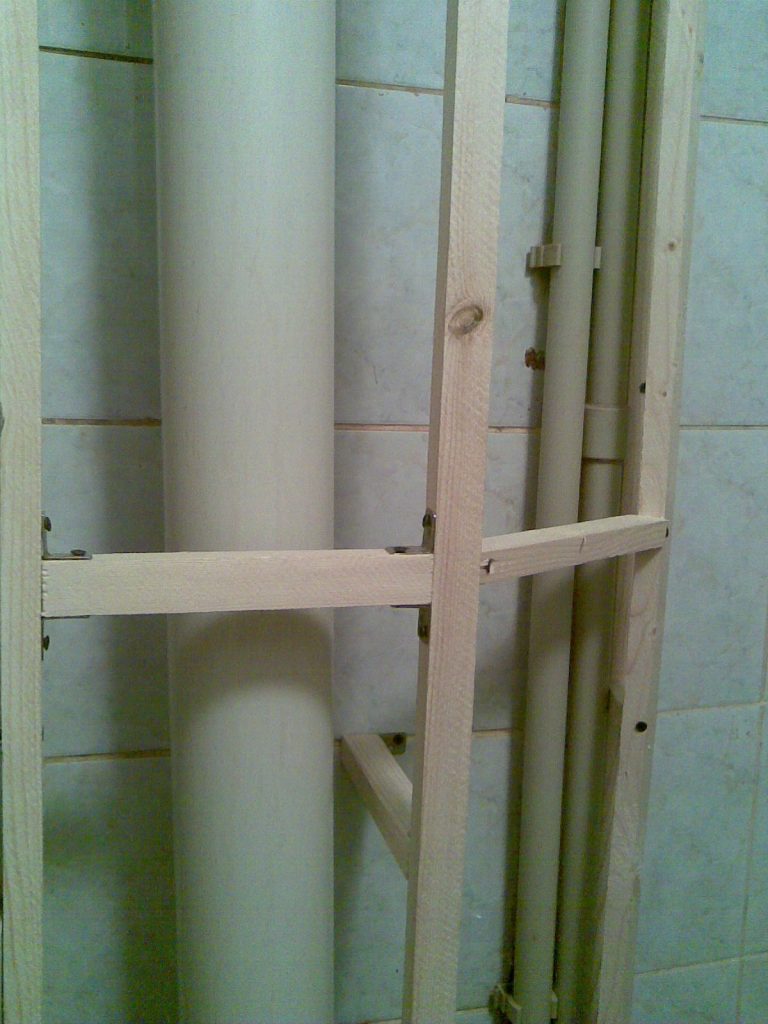  закрыть трубы в туалете: оставить к ним доступ, быстро и просто .